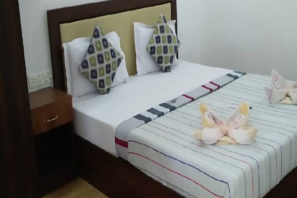 Silver Pearl AC Deluxe Glass Cottage 4