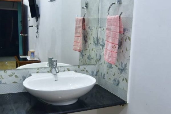 Silver Pearl AC Deluxe Glass Cottage 5